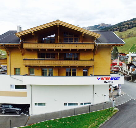 Außenansicht der Bolodges Apartments Saalbach Sommer