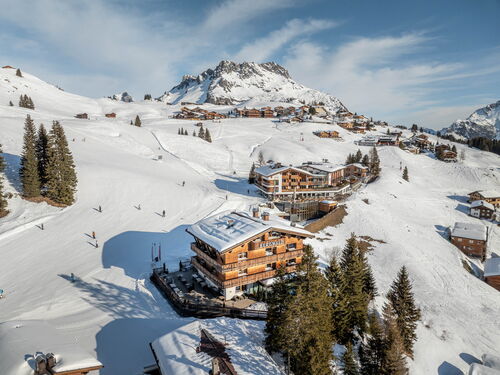 Hotel Burgwald mit Bergblick
