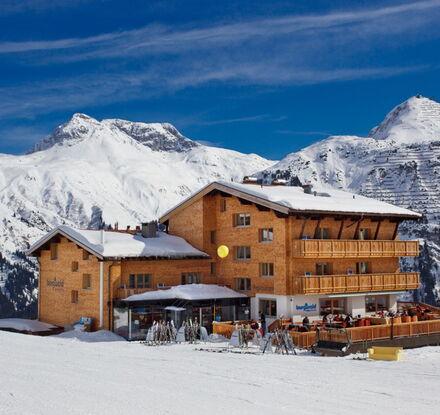 Blick auf das Burgwald Hotel direkt an der Skipiste im Skigebiet Lech Zürs