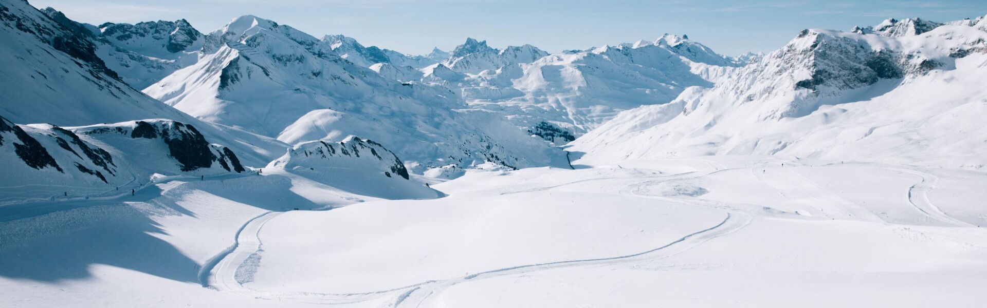Family on a winter hike: Winter holiday in Lech Zürs