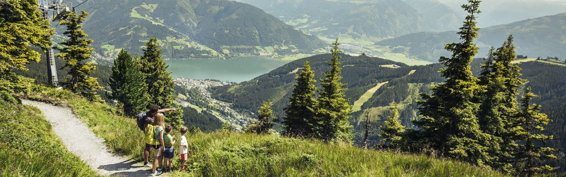 Familie beim Wandern auf der Schmittenhöhe
